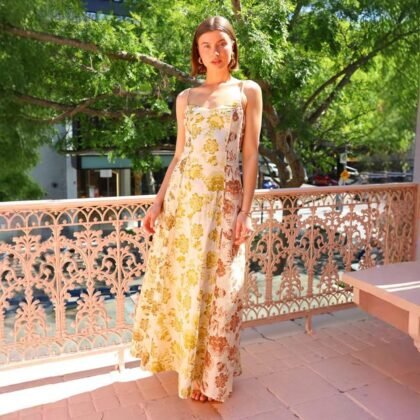 femme sur un e terrasse portant une Robe Femme Été 100% Séduction